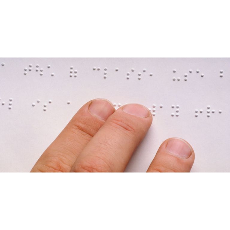 Desarrollan anteojos para ciegos que les permiten ver su entorno en Braille